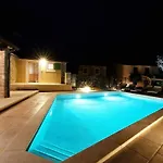 Beautiful Benvenuti With Private Pool Near 모토분